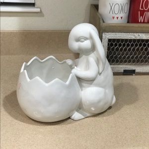 Rae Dunn HOP bunny w/cracked egg 11x11 1/2